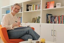 Regionalbischöfin Bahr bei der Begleitbuch-Lektüre