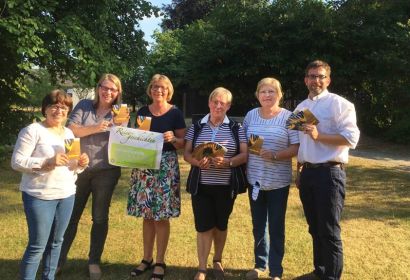 Das Team der Sommerkirche zeigt: Pastorin Wibke Lonkwitz und Pastor Thorsten Buck mit den Prädikantinnen und Lektorinnen.